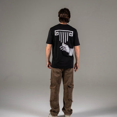 Camiseta ArtDist The Hand Negra Regular Fit