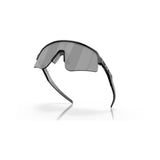 "Gafas de sol modernas con diseño angular y lentes grises: Un toque de sofisticación y moda para tus actividades diarias."