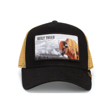 Esta gorra es más resistente que cualquier lunes por la mañana. Con su robusto diseño en negro y dorado y su majestuoso diseño de bisonte, dice: "¡Soy fuerte, soy salvaje y necesito mi café negro!". Perfecta para cualquiera que se esfuerce en la vida pero quiera lucir espectacular. La parte trasera de malla proporciona aire fresco, mientras que la snapback asegura un ajuste perfecto. Ya sea en la ciudad o en la pradera, con esta gorra demostrarás que no estás aquí para acurrucarte. ¡Sé fuerte! ¡Sé salvaje! 