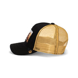 Esta gorra es más resistente que cualquier lunes por la mañana. Con su robusto diseño en negro y dorado y su majestuoso diseño de bisonte, dice: "¡Soy fuerte, soy salvaje y necesito mi café negro!". Perfecta para cualquiera que se esfuerce en la vida pero quiera lucir espectacular. La parte trasera de malla proporciona aire fresco, mientras que la snapback asegura un ajuste perfecto. Ya sea en la ciudad o en la pradera, con esta gorra demostrarás que no estás aquí para acurrucarte. ¡Sé fuerte! ¡Sé salvaje! 